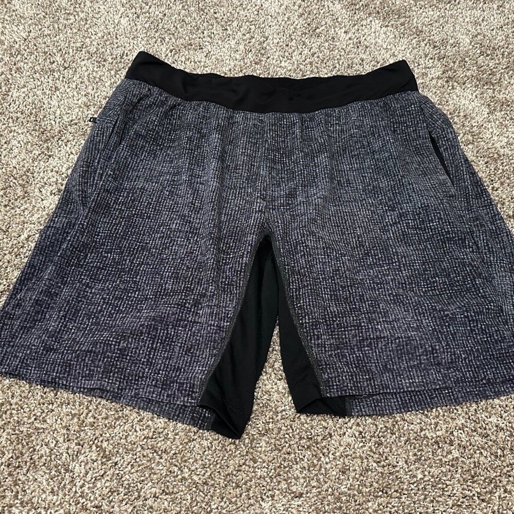 Men's Lululemon Black & White XL 9" Linerless Gym Shorts Excellent Condition
